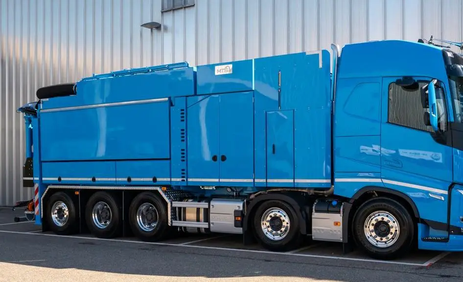 Camion aspiratrice excavatrice à l'arrêt sur un chantier à Dijon