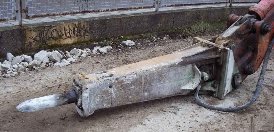 Brise-roche fracturant le calcaire en fond de fouille à Dijon