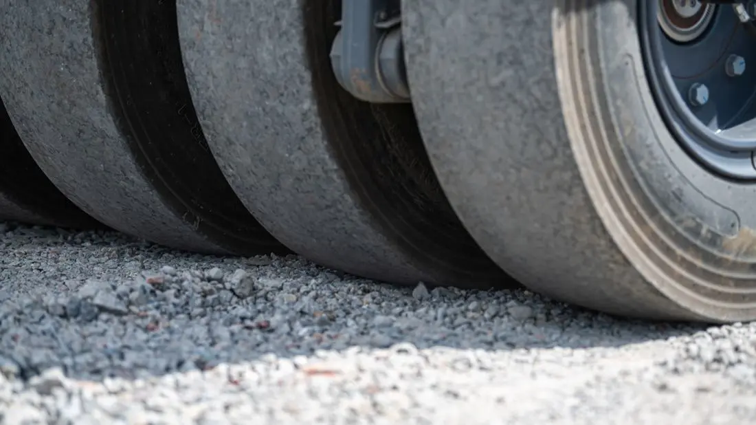 Compacteur sur une couche de grave