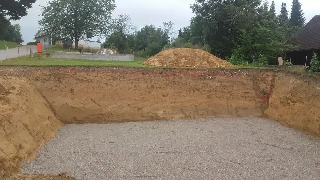 Fouille de piscine creusée aux cotes dans un jardin à Dijon