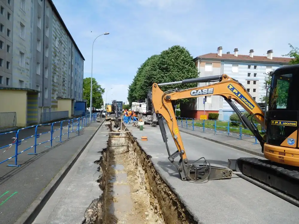 Tranchée de viabilisation et fourreaux posés sur un terrain à bâtir à Dijon